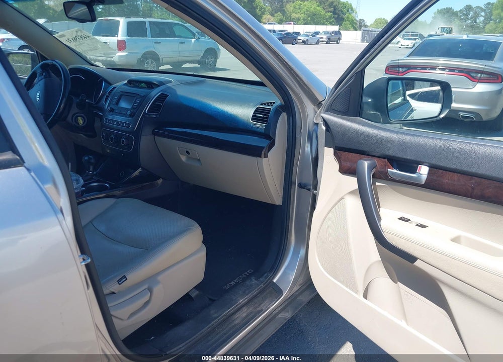 2014 KIA SORENTO LX VIN: 5XYKT4A62EG507932