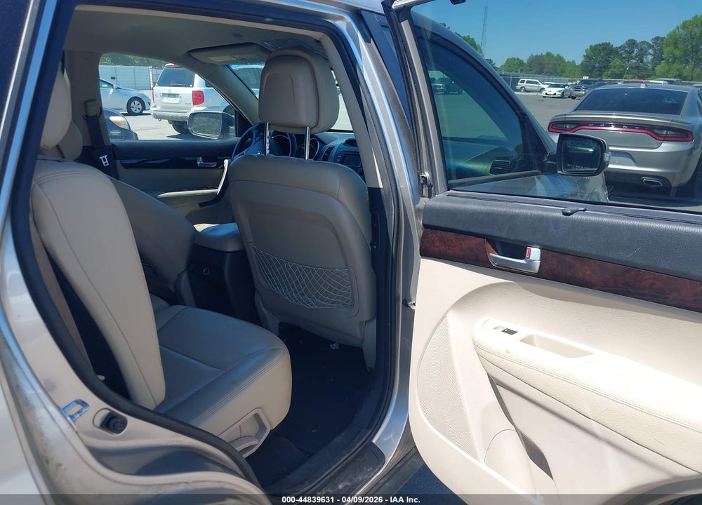 2014 KIA SORENTO LX VIN: 5XYKT4A62EG507932