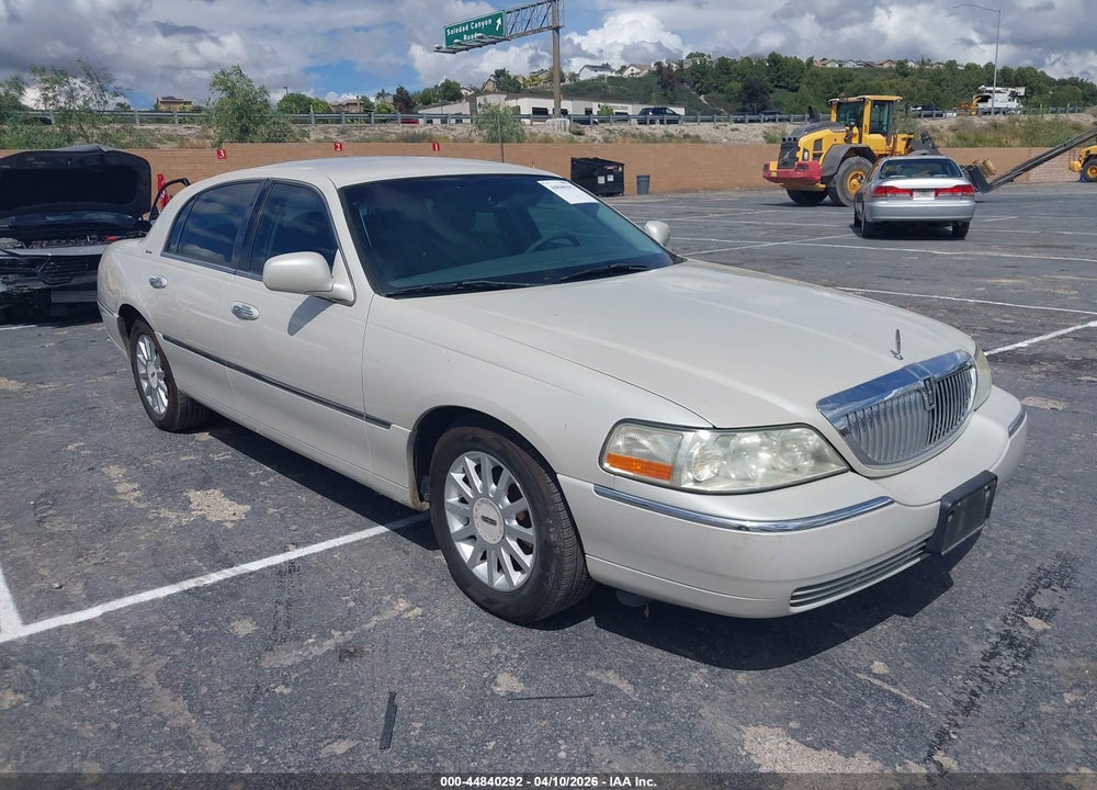 2007 LINCOLN TOWN CAR SIGNATURE VIN: 1LNHM81W37Y631132