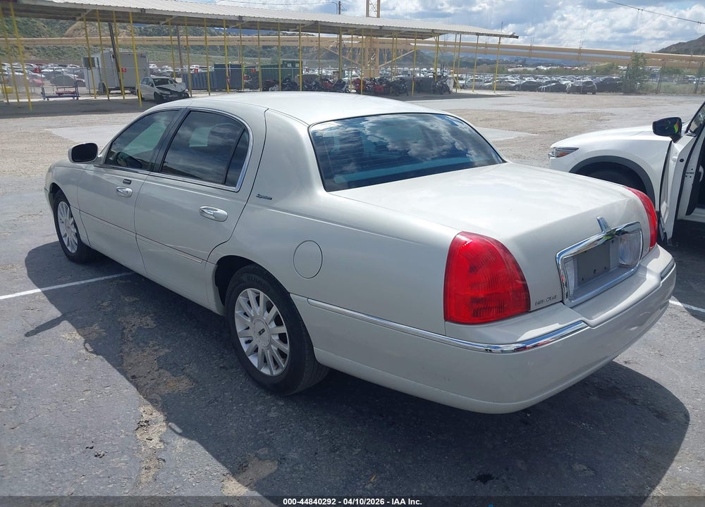 2007 LINCOLN TOWN CAR SIGNATURE VIN: 1LNHM81W37Y631132