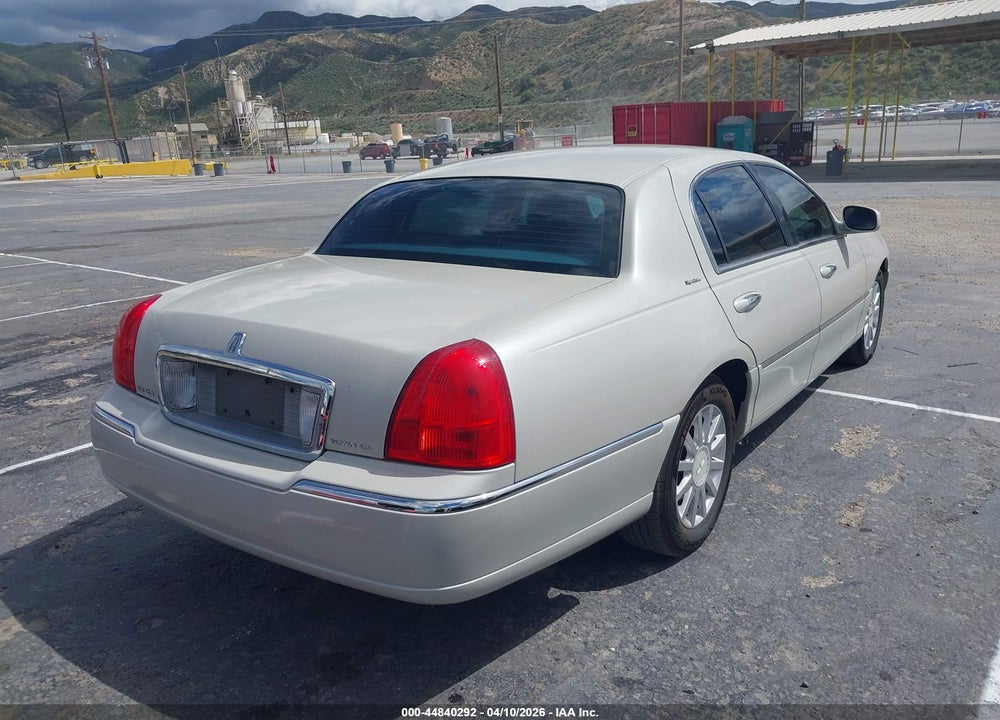 2007 LINCOLN TOWN CAR SIGNATURE VIN: 1LNHM81W37Y631132