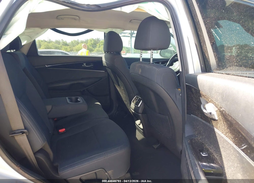 2019 KIA SORENTO 2.4L L VIN: 5XYPG4A31KG449579