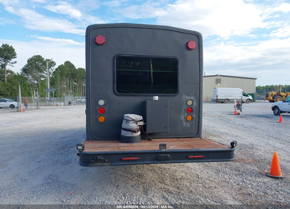2009 FORD E-350 CUTAWAY VIN: 1FDEE35L09DA42018