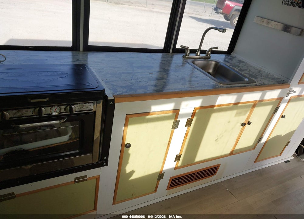 2009 FORD E-350 CUTAWAY VIN: 1FDEE35L09DA42018