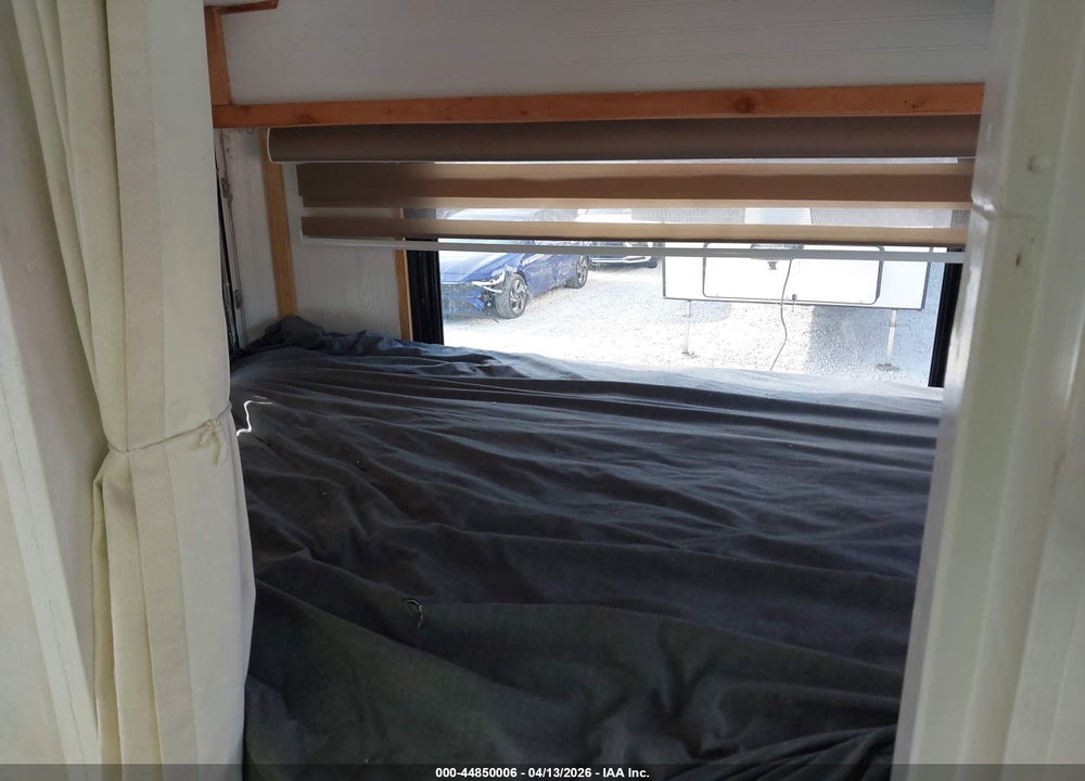 2009 FORD E-350 CUTAWAY VIN: 1FDEE35L09DA42018