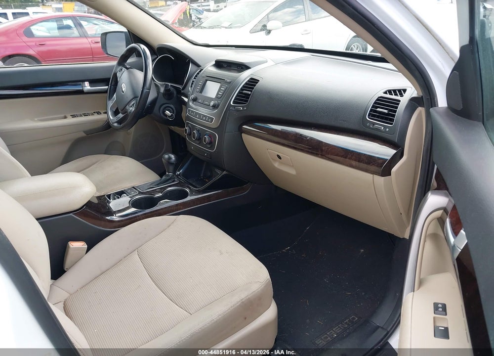 2015 KIA SORENTO LX V6 VIN: 5XYKTDA74FG620534