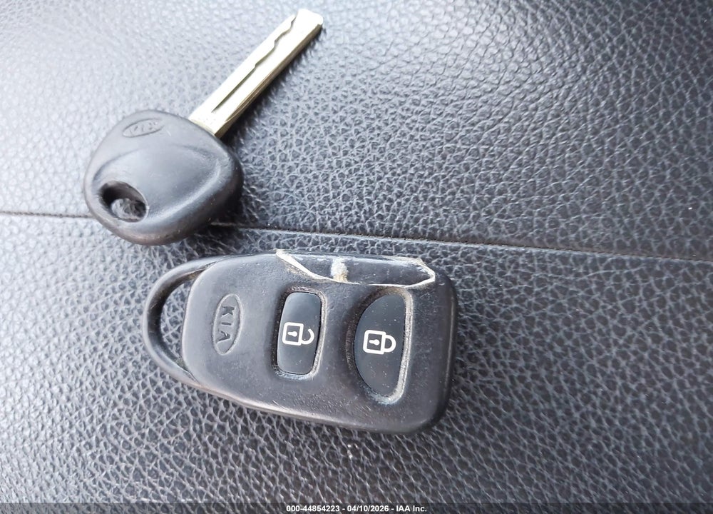 2011 KIA SORENTO LX VIN: 5XYKT4A17BG110412