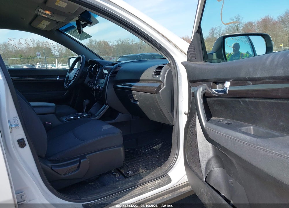 2011 KIA SORENTO LX VIN: 5XYKT4A17BG110412