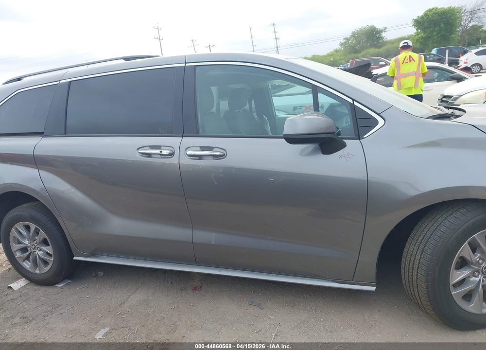 2026 TOYOTA SIENNA XLE VIN: 5TDYRKEC1TS299782