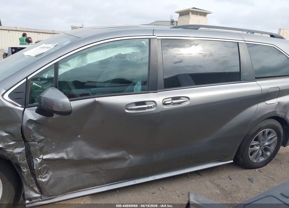 2026 TOYOTA SIENNA XLE VIN: 5TDYRKEC1TS299782