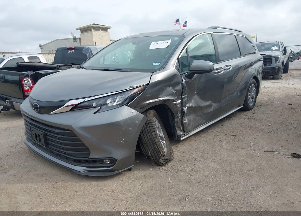 2026 TOYOTA SIENNA XLE VIN: 5TDYRKEC1TS299782
