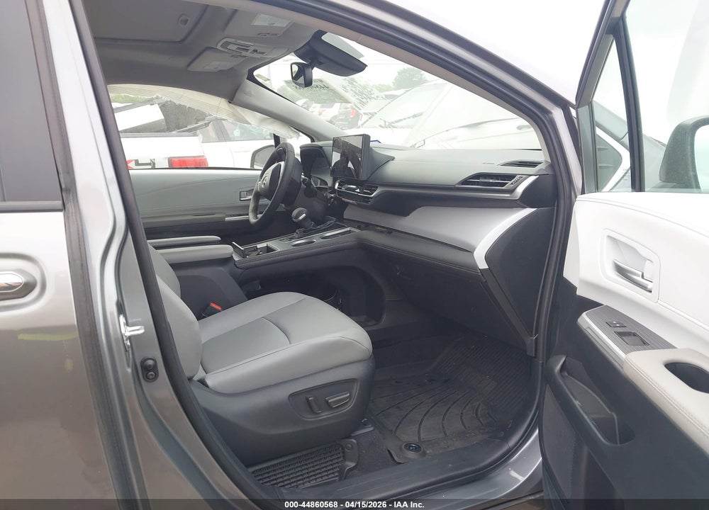 2026 TOYOTA SIENNA XLE VIN: 5TDYRKEC1TS299782