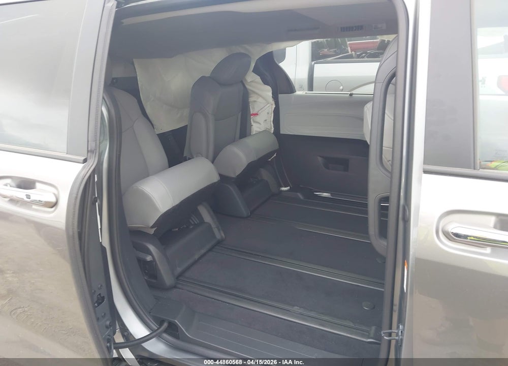 2026 TOYOTA SIENNA XLE VIN: 5TDYRKEC1TS299782