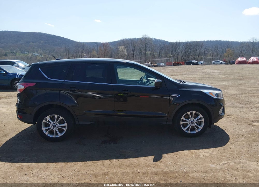 2017 FORD ESCAPE SE VIN: 1FMCU9GD5HUA86369