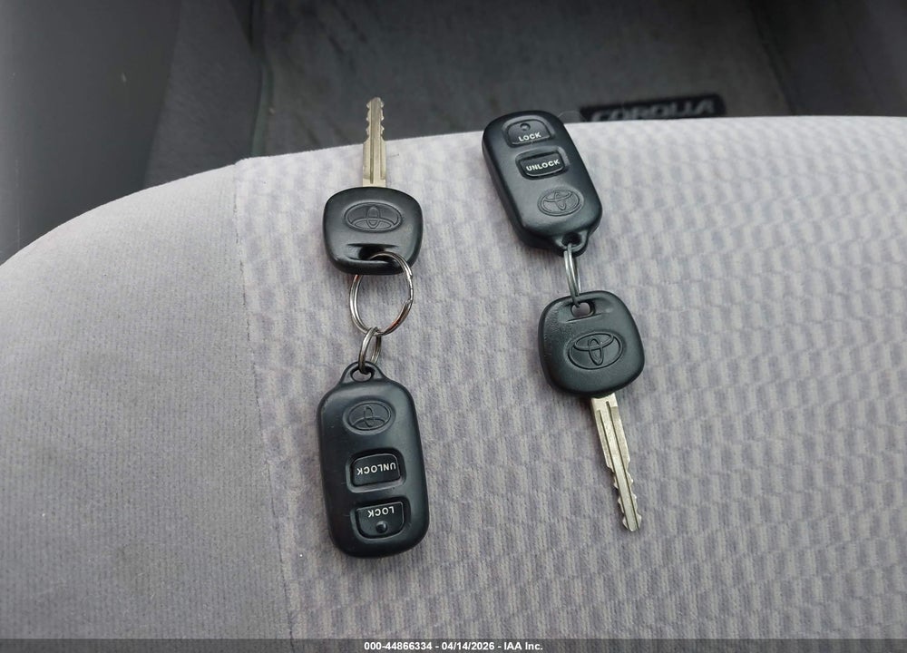2005 TOYOTA COROLLA LE VIN: 1NXBR32E05Z537469