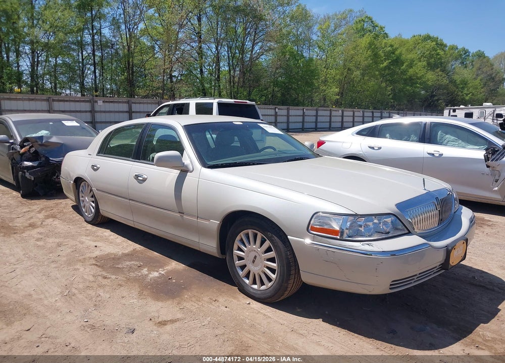 2005 LINCOLN TOWN CAR SIGNATURE VIN: 1LNHM81W55Y648107