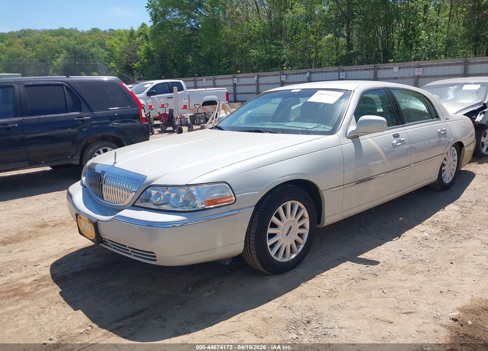 2005 LINCOLN TOWN CAR SIGNATURE VIN: 1LNHM81W55Y648107