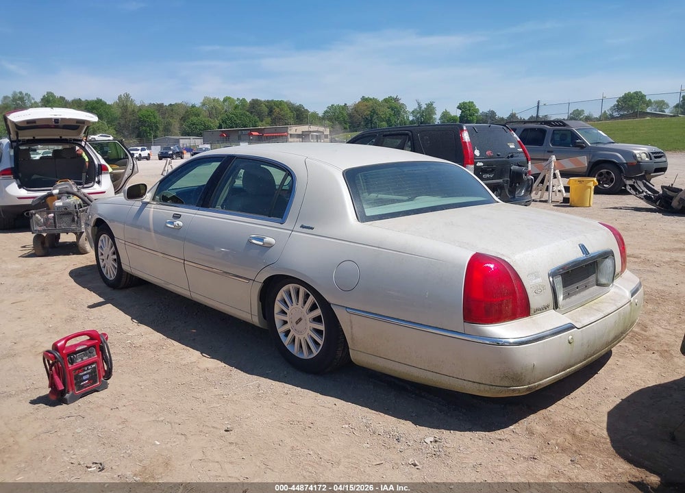 2005 LINCOLN TOWN CAR SIGNATURE VIN: 1LNHM81W55Y648107