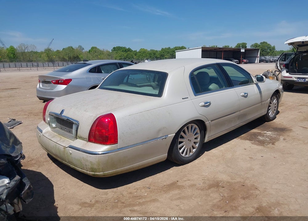 2005 LINCOLN TOWN CAR SIGNATURE VIN: 1LNHM81W55Y648107