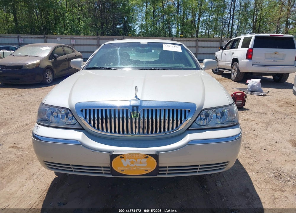 2005 LINCOLN TOWN CAR SIGNATURE VIN: 1LNHM81W55Y648107