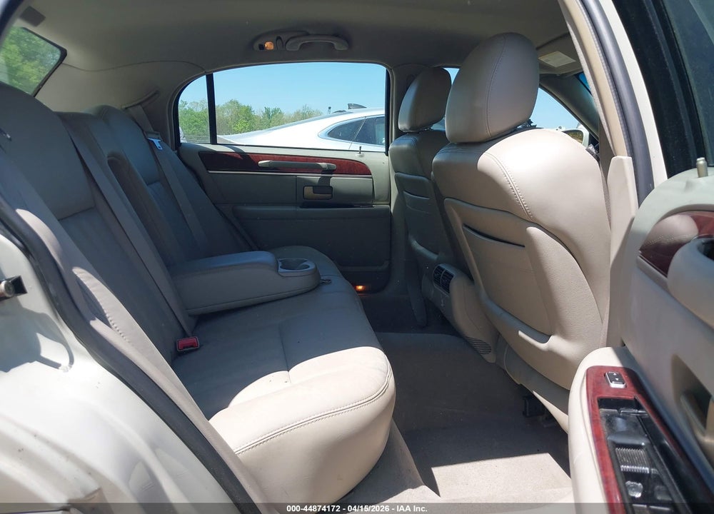 2005 LINCOLN TOWN CAR SIGNATURE VIN: 1LNHM81W55Y648107