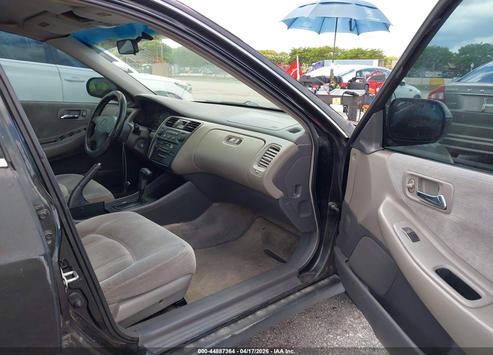 2000 HONDA ACCORD 2.3 LX VIN: 1HGCG5644YA086517
