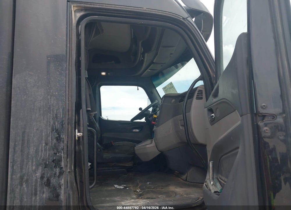 2017 PETERBILT 579 VIN: 1XPBDP9XXHD392218
