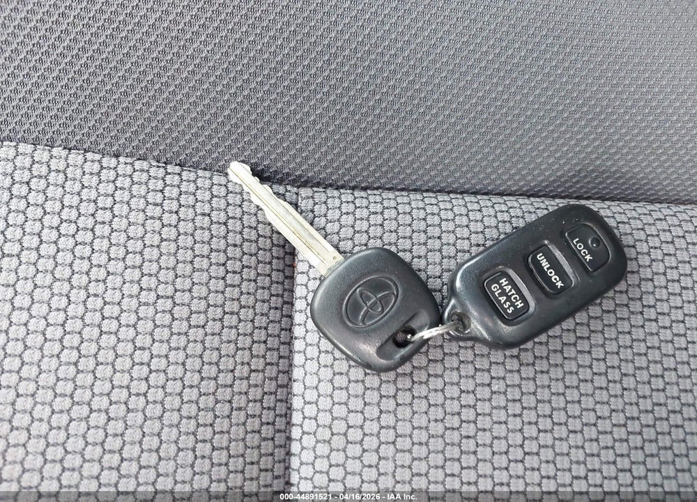 2007 TOYOTA MATRIX XR VIN: 2T1KR32E67C634292