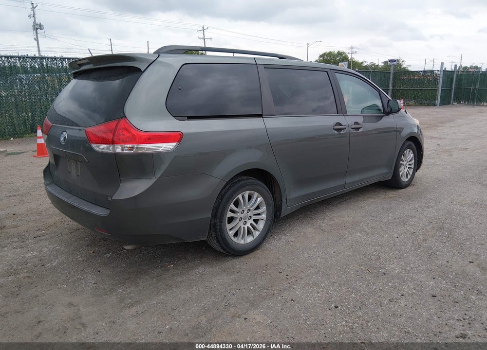 2013 TOYOTA SIENNA XLE V6 8 PASSENGER VIN: 5TDYK3DC6DS404006
