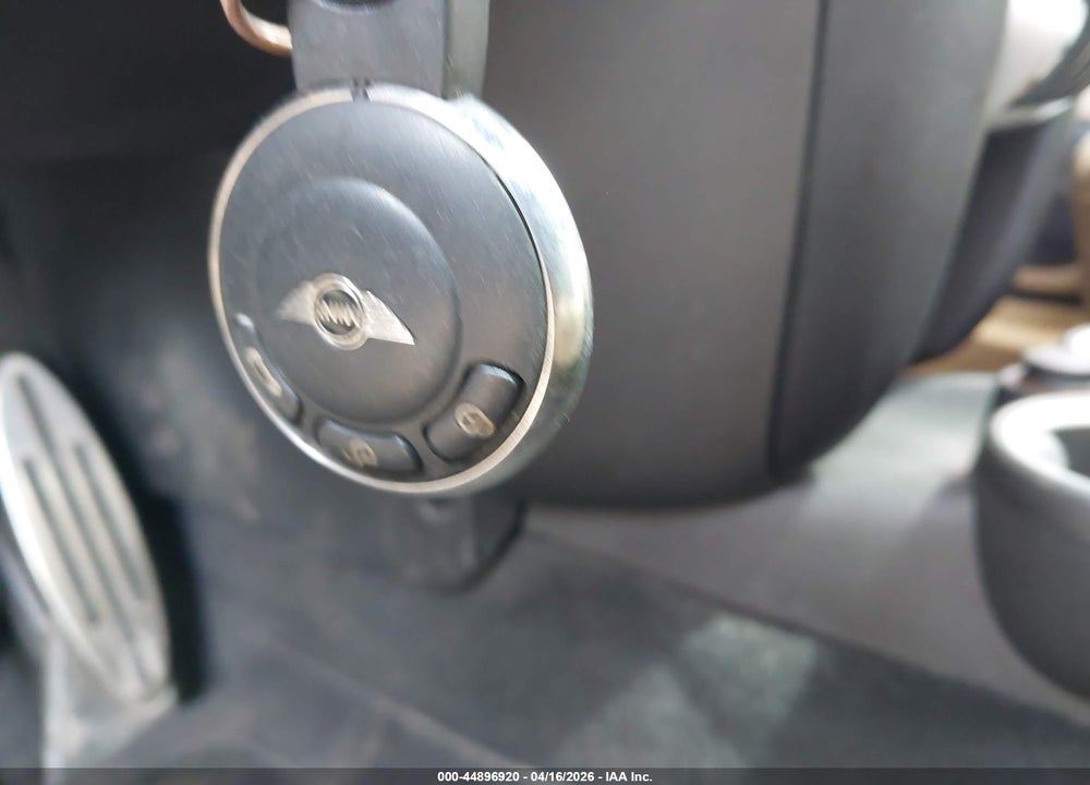 2010 MINI COOPER S VIN: WMWMF7C54ATZ34577