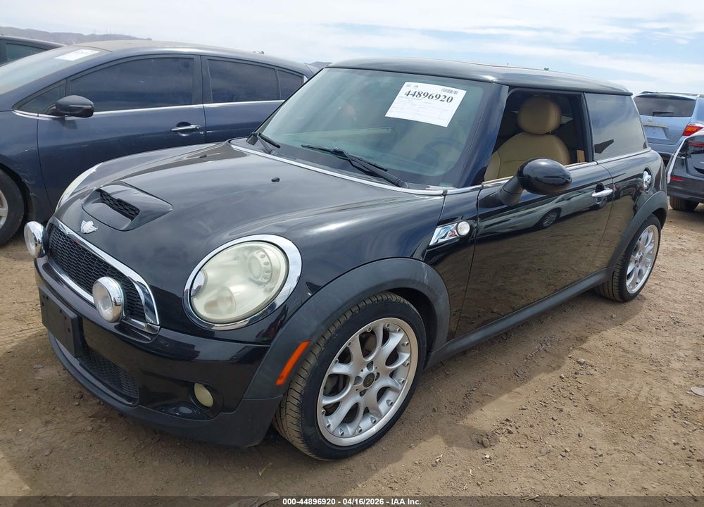 2010 MINI COOPER S VIN: WMWMF7C54ATZ34577