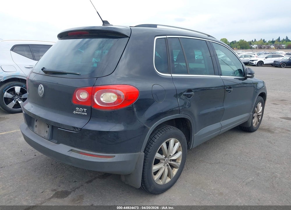 2011 VOLKSWAGEN TIGUAN SE VIN: WVGBV7AX8BW531263