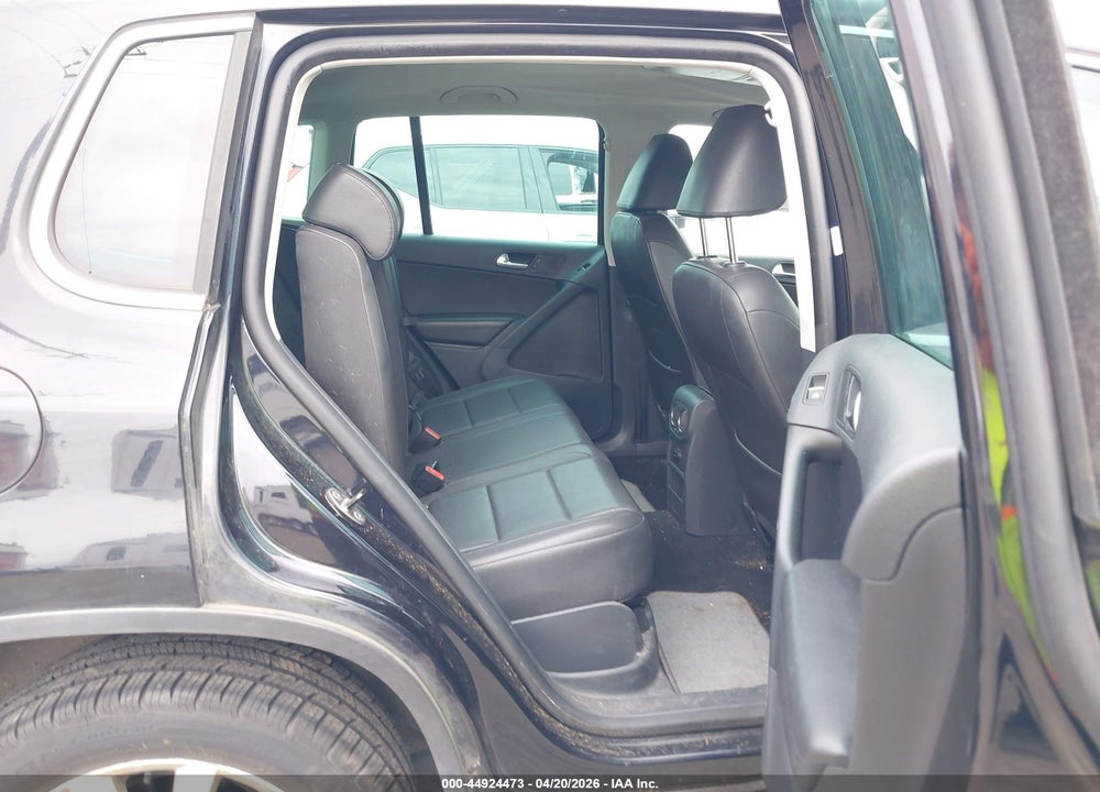 2011 VOLKSWAGEN TIGUAN SE VIN: WVGBV7AX8BW531263