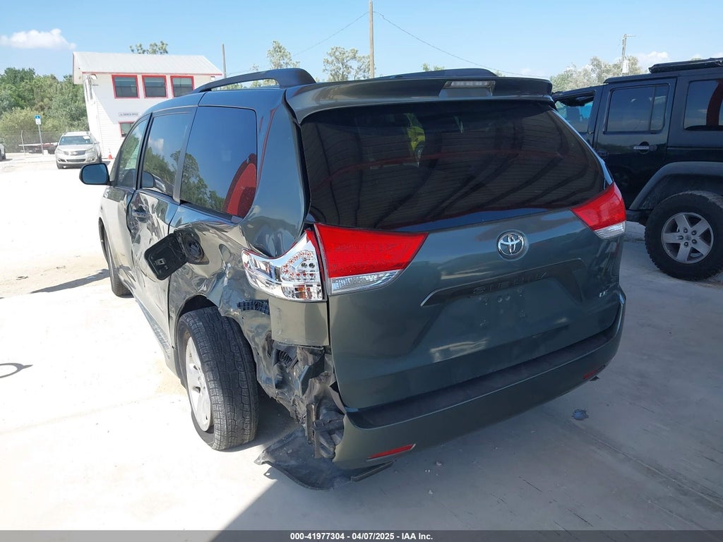 2014 Toyota Sienna LE V6 8 Passenger photo 3