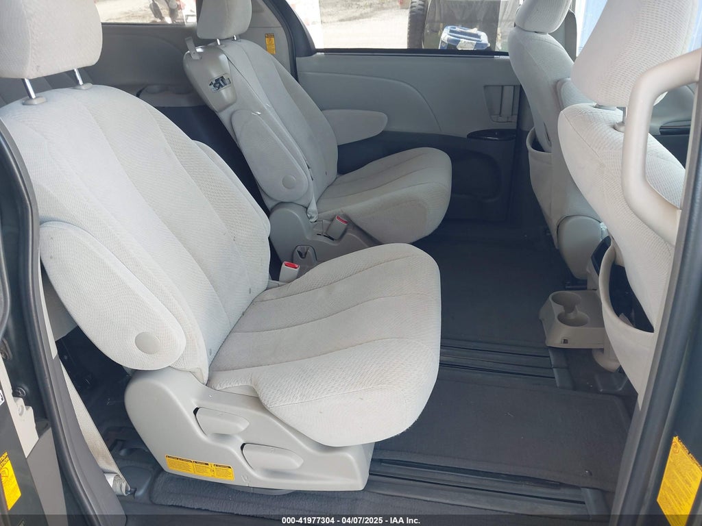 2014 Toyota Sienna LE V6 8 Passenger photo 8