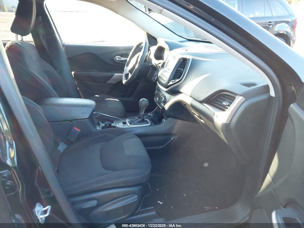 2017 Jeep Cherokee Latitude 4X4 photo 5