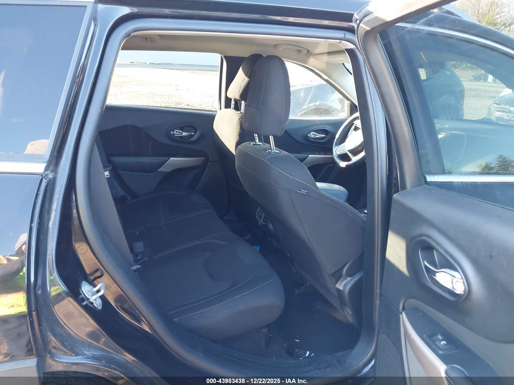 2017 Jeep Cherokee Latitude 4X4 photo 8