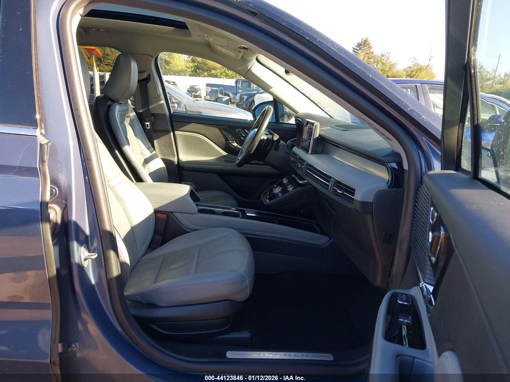 2022 Lincoln Corsair Standard photo 5