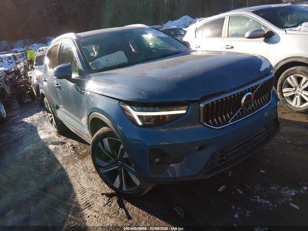 2025 VOLVO XC40