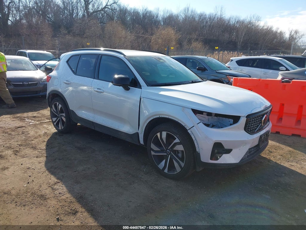 2025 VOLVO XC40