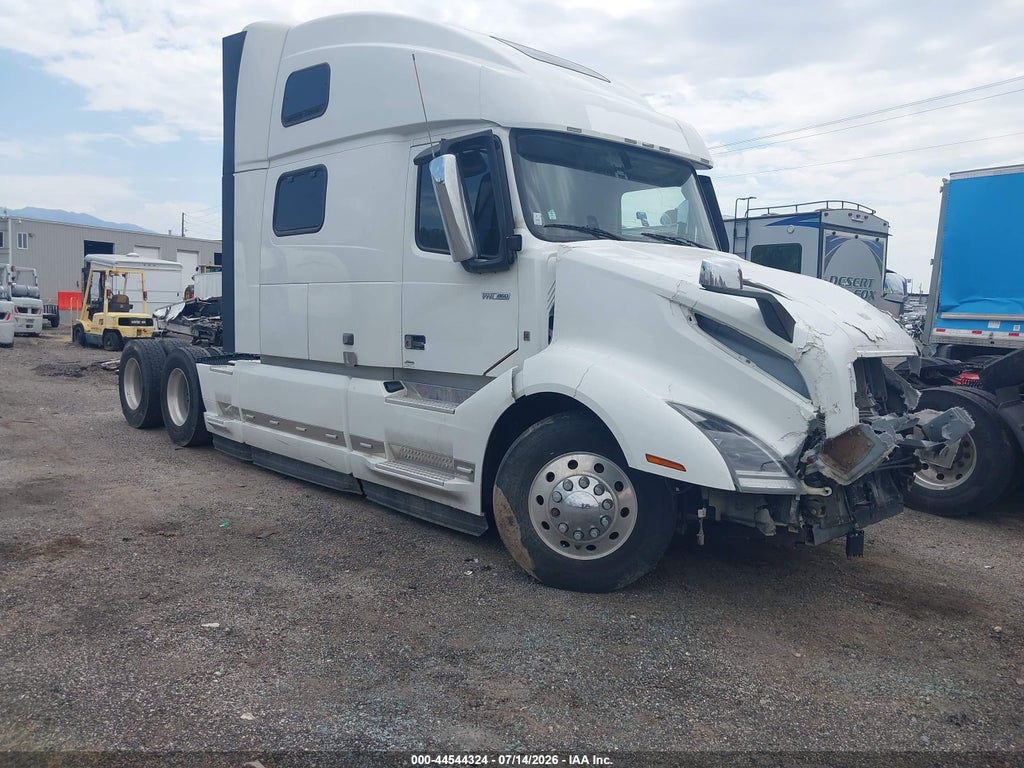 2022 VOLVO VNL