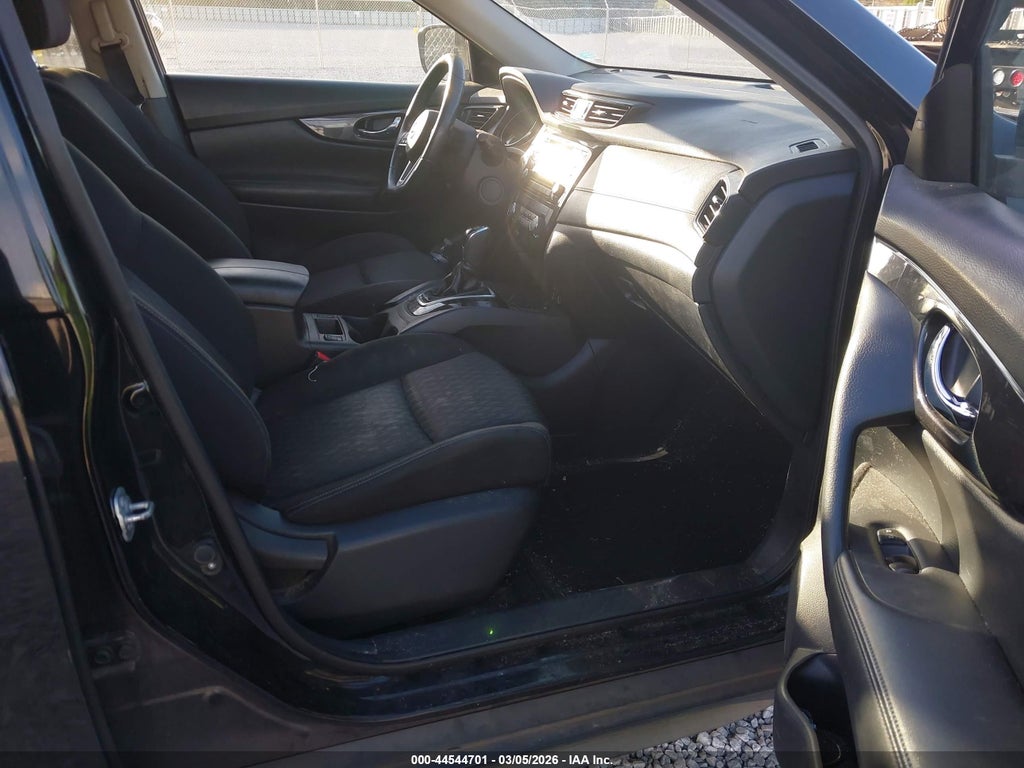 2017 Nissan Rogue SV photo 5