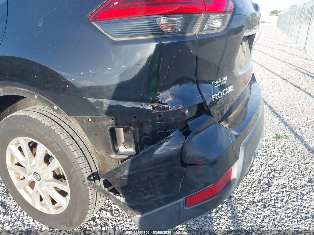2017 Nissan Rogue SV photo 6