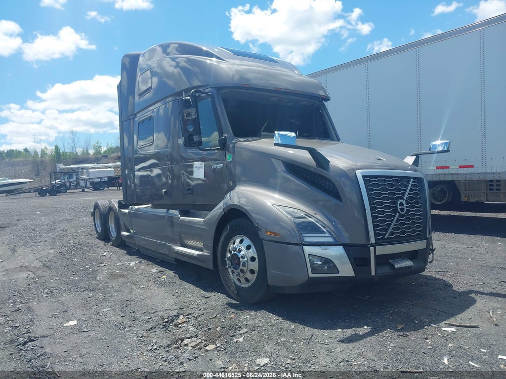 2022 VOLVO VNL