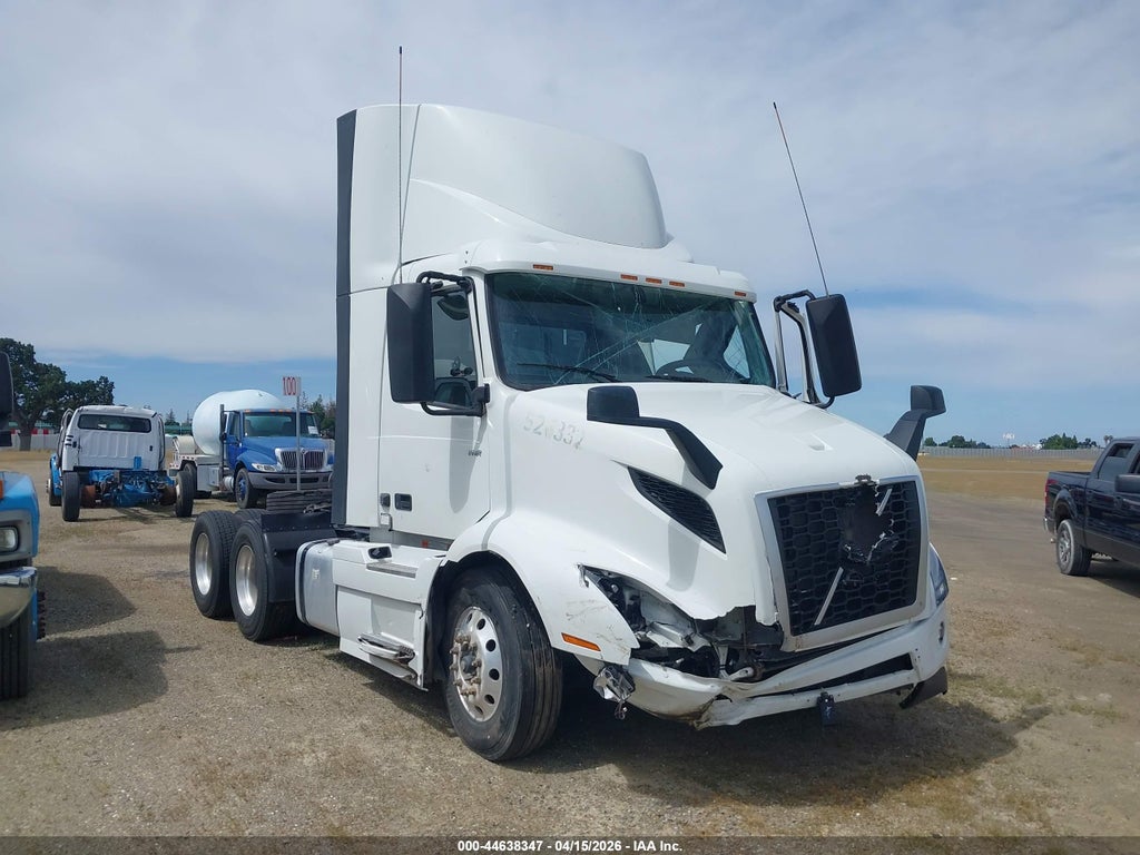 2025 VOLVO VNR