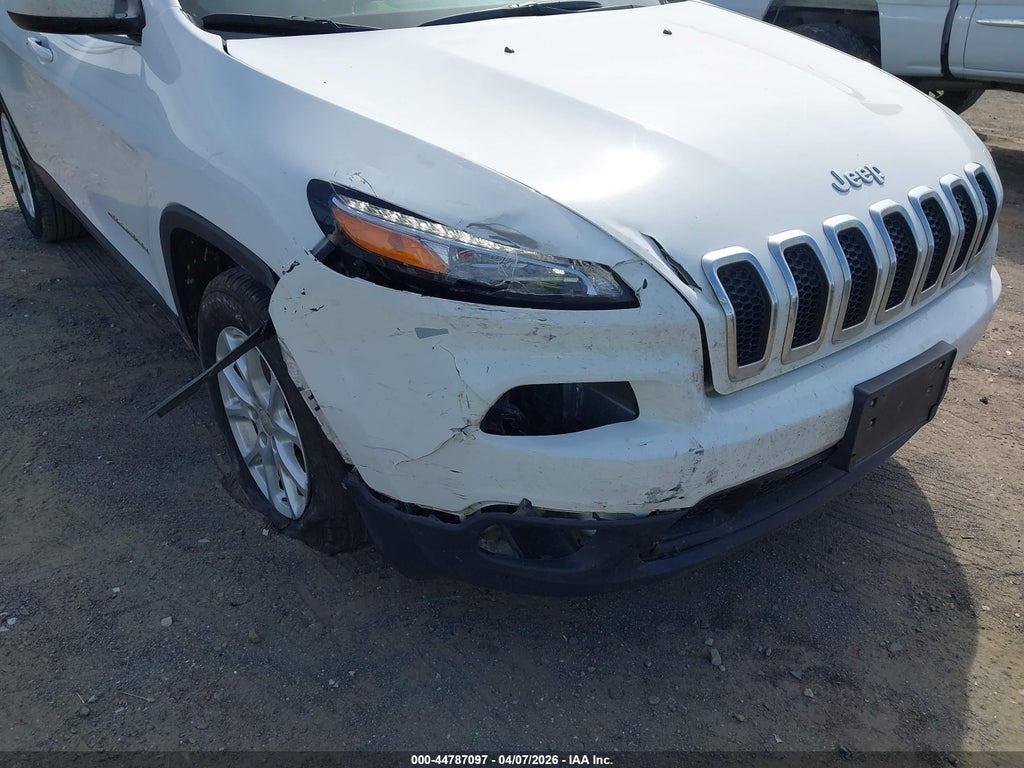 2018 Jeep Cherokee Latitude Plus FWD photo 6