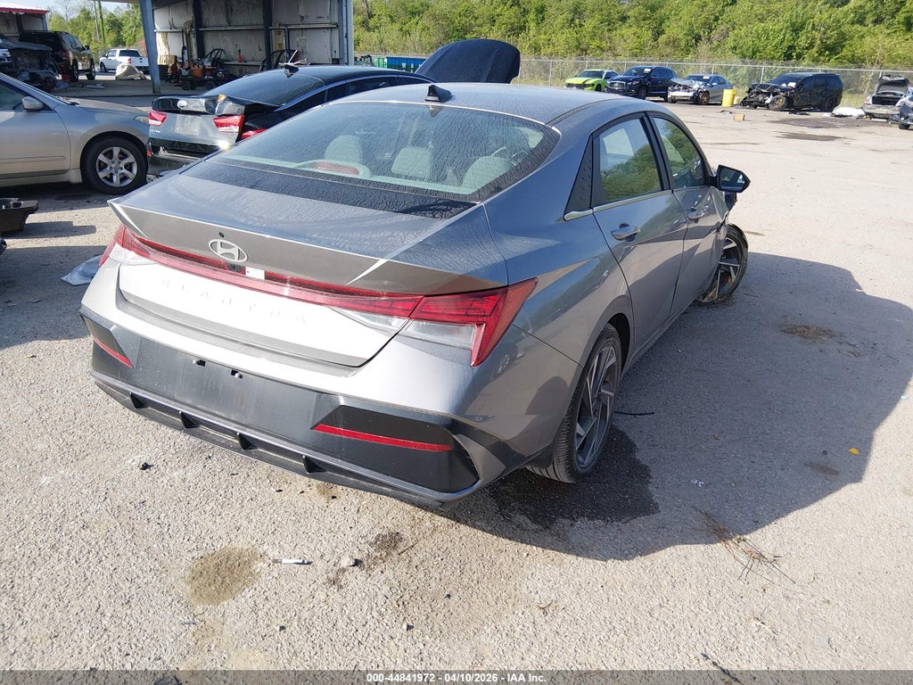 2024 Hyundai Elantra SEL photo 4