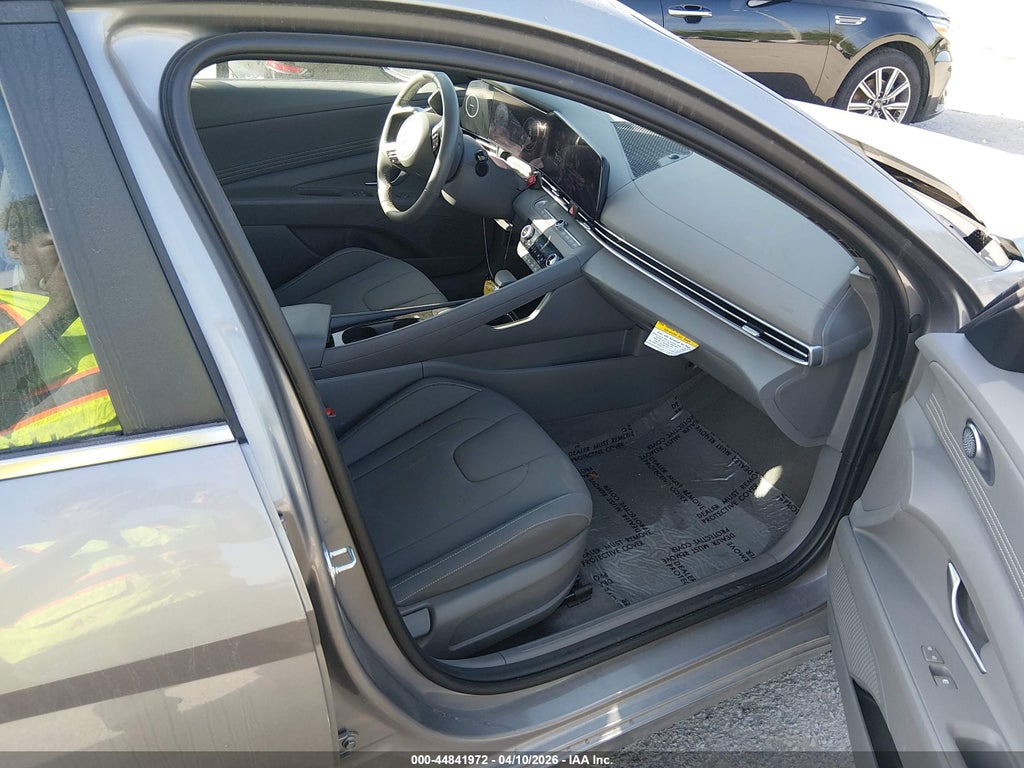 2024 Hyundai Elantra SEL photo 5