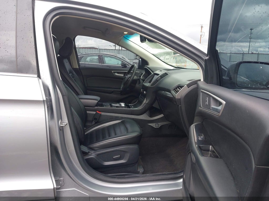 2020 Ford Edge SEL photo 5