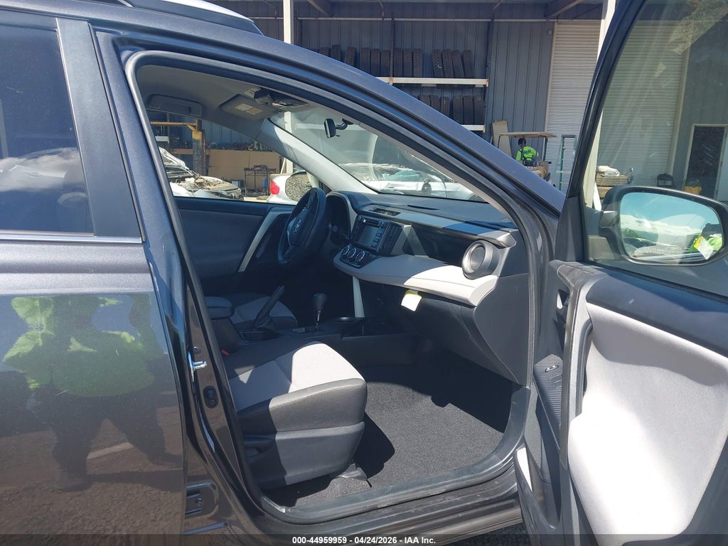 2014 Toyota RAV4 LE photo 5